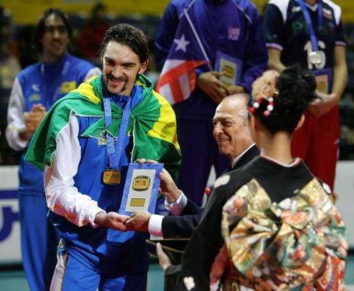Gilberto Godoy Filho (Brasilien) wird von FIVB Präsident Dr. Ruben Acosta (Mexico) als bester Spieler des Turniers ausgezeichnet - Volleyball WM Herren FIVB World Grand Prix 2006, Nationalteam, Finale, Endspiel, Länderspiel Gruppe Most Valuable Player Tokyo Freude, Volleyball WM Herren FIVB World Grand Prix 2006, Nationalteam, Finale, Endspiel, Länderspiel Gruppe Most Valuable Player Tokyo Freude,