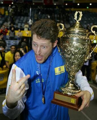 Endres Gustavo (Brasilien) bejubelt mit der Trophäe den Gewinn der FIVB Weltmeisterschaft 2006 - Volleyball WM Herren FIVB World Grand Prix 2006, Nationalteam, Finale, Endspiel, Länderspiel Einzelbild Tokyo Freude, Volleyball WM Herren FIVB World Grand Prix 2006, Nationalteam, Finale, Endspiel, Länderspiel Einzelbild Tokyo Freude,