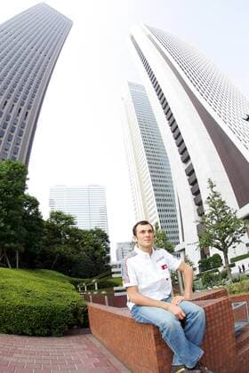 Ivan Basso (Italien) zwischen Wolkenkratzern in Tokyo - Radsport Herren Straßenradsport 2006, Straße, Rad, Shooting, Fotoshooting, Fototermin, Totale Tokyo Radsport Herren Straßenradsport 2006, Straße, Rad, Shooting, Fotoshooting, Fototermin, Totale Tokyo