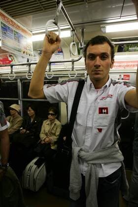 Ivan Basso (Italien) in der U Bahn von Tokyo - Radsport Herren Straßenradsport 2006, Straße, Rad, Shooting, Fotoshooting, Fototermin, Einzelbild Tokyo Radsport Herren Straßenradsport 2006, Straße, Rad, Shooting, Fotoshooting, Fototermin, Einzelbild Tokyo