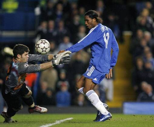 Didier Drogba (Chelsea) verpasst eine Torchance gegen Torwart Bozhidar Mitrev (Levski Sofia) - EDITORIAL USE ONLY. No use with unauthorised audio, video, data, fixture lists, club league logos or live services. Online in-match use limited to 120 images, no video emulation. No use in betting, games or single club league player publications. Fußball EC 1 Herren Champions League 2006 2007, Chelsea FC London - PFK Levski Sofia 2:0 Gruppe London Dynamik, Fußball EC 1 Herren Champions League 2006 2007, Chelsea FC London - PFK Levski Sofia 2:0 Gruppe London Dynamik,