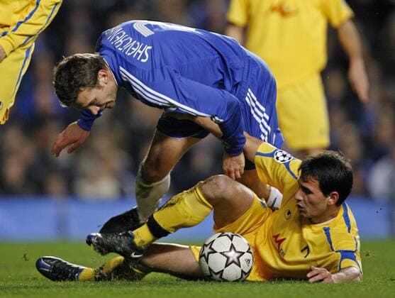 Andriy Shevchenko (Chelsea, li.) gegen Zhivko Milanov (Levski Sofia) - EDITORIAL USE ONLY. No use with unauthorised audio, video, data, fixture lists, club league logos or live services. Online in-match use limited to 120 images, no video emulation. No use in betting, games or single club league player publications. Fußball EC 1 Herren Champions League 2006 2007, Chelsea FC London - PFK Levski Sofia 2:0 Gruppe London Dynamik, Fußball EC 1 Herren Champions League 2006 2007, Chelsea FC London - PFK Levski Sofia 2:0 Gruppe London Dynamik,