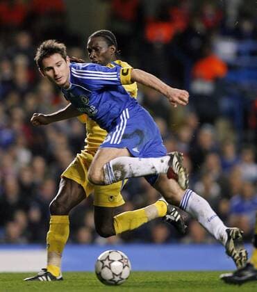 Frank Lampard (Chelsea, vorn) gegen Richard Eromoigbe (Levski Sofia) - EDITORIAL USE ONLY. No use with unauthorised audio, video, data, fixture lists, club league logos or live services. Online in-match use limited to 120 images, no video emulation. No use in betting, games or single club league player publications. Fußball EC 1 Herren Champions League 2006 2007, Chelsea FC London - PFK Levski Sofia 2:0 Gruppe London Dynamik, Fußball EC 1 Herren Champions League 2006 2007, Chelsea FC London - PFK Levski Sofia 2:0 Gruppe London Dynamik,