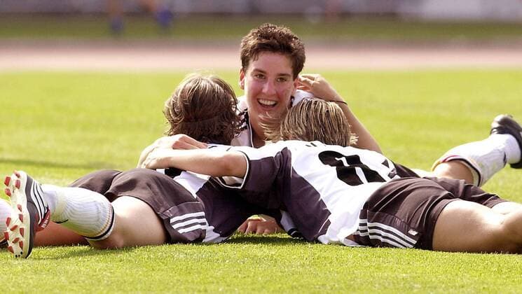 IMAGO Iconic Moments, Fußball - Frauen Birgit Prinz (Deutschland, Mitte) - Torjubel Fußball EM Damen EM 2001, Länderspiel, Frauen, Frauenfußball, Nationalteam, Nationaltrikot Gruppe Erfurt Harmonie, Freude, Kameradschaft, Fußball EM Damen EM 2001, Länderspiel, Frauen, Frauenfußball, Nationalteam, Nationaltrikot Gruppe Erfurt Harmonie, Freude, Kameradschaft,