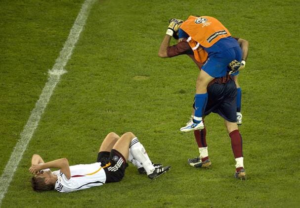 Sebastian Kehl (Deutschland, li.) enttäuscht am Boden, re. feiert Torwart Gianluigi Buffon (Italien) mit einem Mannschaftskameraden den Finaleinzug bei der FIFA WM 2006 Fußball WM Herren WM 2006, Länderspiel, Nationalteam, Halbfinale, Nationaltrikot, Deutschland - Italien 0:2 n.V. Gruppe Dortmund Enttäuschung, Verzweiflung Fußball WM Herren WM 2006, Länderspiel, Nationalteam, Halbfinale, Nationaltrikot, Deutschland - Italien 0:2 n.V. Gruppe Dortmund Enttäuschung, Verzweiflung