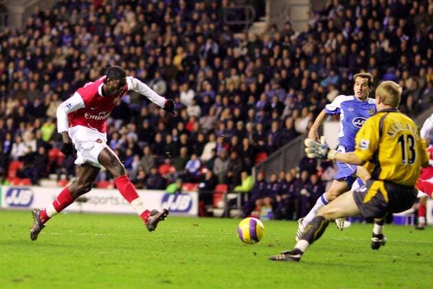 Emmanuel Adebayor (Arsenal, li.) trifft gegen Torwart Chris Kirkland (Wigan) - EDITORIAL USE ONLY. No use with unauthorised audio, video, data, fixture lists, club league logos or live services. Online in-match use limited to 120 images, no video emulation. No use in betting, games or single club league player publications. Fußball Herren English Premier League 2006 2007, Wigan Athletic - Arsenal FC London 0:1 Gruppe 1. Englische Liga Wigan Dynamik, Fußball Herren English Premier League 2006 2007, Wigan Athletic - Arsenal FC London 0:1 Gruppe 1. Englische Liga Wigan Dynamik,