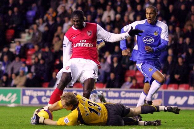 Emmanuel Adebayor (Arsenal, Mitte) gegen Torwart Chris Kirkland (li.); daneben Fitz Hall (beide Wigan) - EDITORIAL USE ONLY. No use with unauthorised audio, video, data, fixture lists, club league logos or live services. Online in-match use limited to 120 images, no video emulation. No use in betting, games or single club league player publications. Fußball Herren English Premier League 2006 2007, Wigan Athletic - Arsenal FC London 0:1, 1. Englische Liga, Gruppe Wigan Dynamik, Fußball Herren English Premier League 2006 2007, Wigan Athletic - Arsenal FC London 0:1, 1. Englische Liga, Gruppe Wigan Dynamik,