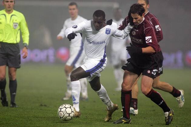 Kanga Akale (Auxerre, li.) gegen Alessandro Grandoni (Livorno) - (pan17832) Fußball EC 3 Herren UEFA Cup 2006 2007, Pokal, Europapokal, Europacup, AJ Auxerre - AS Livorno Calcio 0:1 Gruppe Auxerre Dynamik, Kampf, Fußball EC 3 Herren UEFA Cup 2006 2007, Pokal, Europapokal, Europacup, AJ Auxerre - AS Livorno Calcio 0:1 Gruppe Auxerre Dynamik, Kampf,