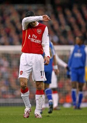 Robin van Persie (Arsenal) erschöpft - EDITORIAL USE ONLY. No use with unauthorised audio, video, data, fixture lists, club league logos or live services. Online in-match use limited to 120 images, no video emulation. No use in betting, games or single club league player publications. Fußball Herren English Premier League 2006 2007, 1. Englische Liga, Arsenal FC London Einzelbild London Enttäuschung, Fußball Herren English Premier League 2006 2007, 1. Englische Liga, Arsenal FC London Einzelbild London Enttäuschung,