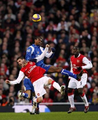 Cesc Fabregas (Arsenal, li.) gegen Nwankwo Kanu (Portsmouth) - EDITORIAL USE ONLY. No use with unauthorised audio, video, data, fixture lists, club league logos or live services. Online in-match use limited to 120 images, no video emulation. No use in betting, games or single club league player publications. Fußball Herren English Premier League 2006 2007, 1. Englische Liga, Arsenal FC London - Portsmouth FC 2:2 Gruppe London Dynamik, Kampf, Fußball Herren English Premier League 2006 2007, 1. Englische Liga, Arsenal FC London - Portsmouth FC 2:2 Gruppe London Dynamik, Kampf,