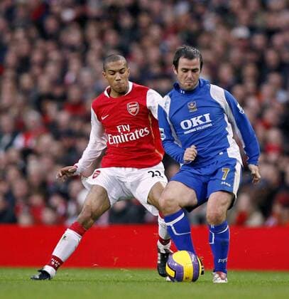 David Thompson (Portsmouth, re.) gegen Gael Clichy (Arsenal) - EDITORIAL USE ONLY. No use with unauthorised audio, video, data, fixture lists, club league logos or live services. Online in-match use limited to 120 images, no video emulation. No use in betting, games or single club league player publications. Fußball Herren English Premier League 2006 2007, 1. Englische Liga, Arsenal FC London - Portsmouth FC 2:2 Gruppe London Dynamik, Fußball Herren English Premier League 2006 2007, 1. Englische Liga, Arsenal FC London - Portsmouth FC 2:2 Gruppe London Dynamik,
