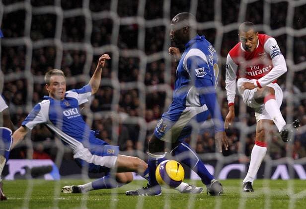 Gilberto Silva (Arsenal, re.) erzielt einen Treffer gegen Portsmouth - EDITORIAL USE ONLY. No use with unauthorised audio, video, data, fixture lists, club league logos or live services. Online in-match use limited to 120 images, no video emulation. No use in betting, games or single club league player publications. Fußball Herren English Premier League 2006 2007, 1. Englische Liga, Arsenal FC London - Portsmouth FC 2:2 Gruppe London Dynamik, Fußball Herren English Premier League 2006 2007, 1. Englische Liga, Arsenal FC London - Portsmouth FC 2:2 Gruppe London Dynamik,
