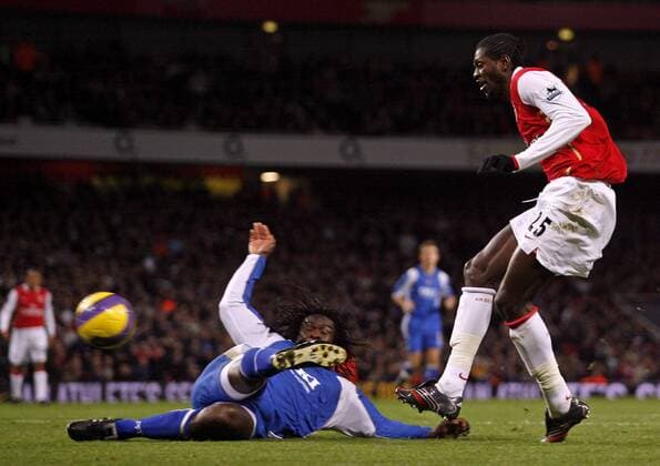 Emmanuel Adebayor (Arsenal, re.) erzielt einen Treffer gegen Portsmouth - EDITORIAL USE ONLY. No use with unauthorised audio, video, data, fixture lists, club league logos or live services. Online in-match use limited to 120 images, no video emulation. No use in betting, games or single club league player publications. Fußball Herren English Premier League 2006 2007, 1. Englische Liga, Arsenal FC London - Portsmouth FC 2:2 Gruppe London Dynamik, Kampf, Fußball Herren English Premier League 2006 2007, 1. Englische Liga, Arsenal FC London - Portsmouth FC 2:2 Gruppe London Dynamik, Kampf,