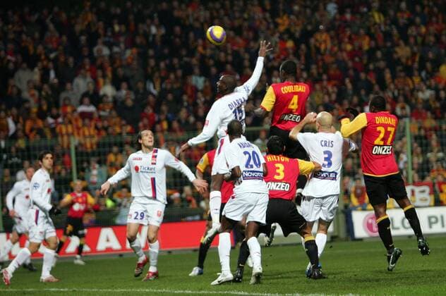 Adama Coulibaly (Lens, 3.v.re.) gegen Alou Diarra (Lyon) - (pan17855) Fußball Herren Ligue 1 2006 2007, 1. Französische Liga, Racing Club Lens - Olympique Lyonnais 0:4, OL, RC Totale Lens Dynamik, Höhe, Fußball Herren Ligue 1 2006 2007, 1. Französische Liga, Racing Club Lens - Olympique Lyonnais 0:4, OL, RC Totale Lens Dynamik, Höhe,