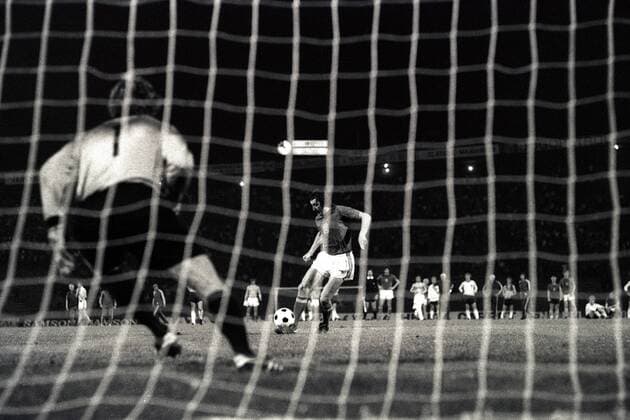 Fußball, EM Finale 1976 in Belgrad, Tschechoslowakei - Deutschland 5:3 i. E Antonin Panenka (Tschechoslowakei) trifft mit einem Kunstschuss gegen Torwart Sepp Maier (BR Deutschland) im Elfmeterschießen zum entscheidenden 5:3 Fußball Länderspiel Herren EM 1976, Nationalmannschaft, Nationaltrikot, Finale, Endspiel, CSSR - BRD 7:5 n.E. Gruppe Belgrad Abwehr, Dynamik, Fußball Länderspiel Herren EM 1976, Nationalmannschaft, Nationaltrikot, Finale, Endspiel, CSSR - BRD 7:5 n.E. Gruppe Belgrad Abwehr, Dynamik,