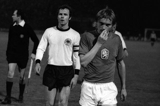 Fußball, EM Finale 1976 in Belgrad, Tschechoslowakei - Deutschland 5:3 i. E Jan Svehlik (Tschechoslowakei, re.) und Franz Beckenbauer (BR Deutschland) nachdenklicher Abgang Fußball Länderspiel Herren EM 1976, Nationalmannschaft, Nationaltrikot, Finale, Endspiel Gruppe Belgrad Nachdenklichkeit, Skepsis, Fußball Länderspiel Herren EM 1976, Nationalmannschaft, Nationaltrikot, Finale, Endspiel Gruppe Belgrad Nachdenklichkeit, Skepsis,