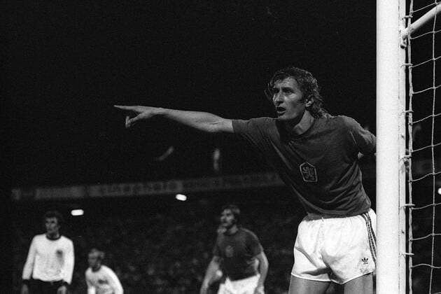 Fußball, EM Finale 1976 in Belgrad, Tschechoslowakei - Deutschland 5:3 i. E Koloman Gögh (Tschechoslowakei) am Pfosten Fußball Länderspiel Herren EM 1976, Nationalmannschaft, Nationaltrikot, Finale, Endspiel, BR Deutschland Einzelbild Belgrad Nachdenklichkeit, Skepsis, Fußball Länderspiel Herren EM 1976, Nationalmannschaft, Nationaltrikot, Finale, Endspiel, BR Deutschland Einzelbild Belgrad Nachdenklichkeit, Skepsis,