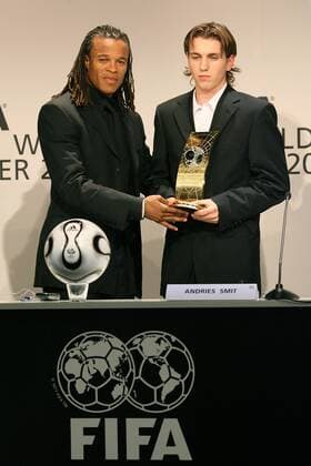 Edgar Davids (Tottenham Hotspurs, li.) überreicht Andries Smit (beide Niederlande) den Pokal für den Interactive World Player 2006 - Fußball Herren Wahl zum Weltfußballer des Jahres 2006, Weltverband, Weltfußballverband, Hotspur, Spurs, privat Gruppe Anzug, Abendgarderobe, Preis, Trophäe, interaktiv Zürich, interaktiver Name Namenszug Fußball Herren Wahl zum Weltfußballer des Jahres 2006, Weltverband, Weltfußballverband, Hotspur, Spurs, privat Gruppe Anzug, Abendgarderobe, Preis, Trophäe, interaktiv Zürich, interaktiver Name Namenszug
