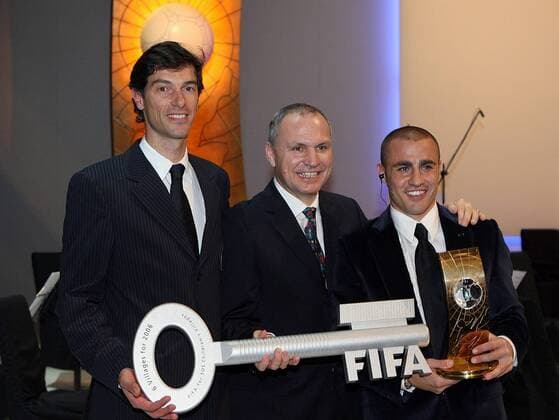 Federico Addiechi (Argentinien Leiter der FIFA Abteilung Soziale Verantwortung, li.), Richard Bichler (SOS Kinderdorf, Mitte) und Weltfußballer 2006 Fabio Cannavaro (Italien Real Madrid) - Fußball Herren Wahl zum Weltfußballer des Jahres 2006, FIFA World Player Gala, Award, Awards o0 Villages for Gruppe soziales Engagement, Sozialengagement, Silber Zürich, Wohltätigkeit, Funktionär, o0 people Fußball Herren Wahl zum Weltfußballer des Jahres 2006, FIFA World Player Gala, Award, Awards o0 Villages for Gruppe soziales Engagement, Sozialengagement, Silber Zürich, Wohltätigkeit, Funktionär, o0 people