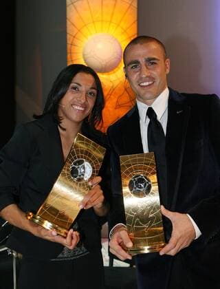 Die Weltfußballer 2006: Marta (Brasilien) und Fabio Cannavaro (Italien Real Madrid CF) - Fußball Herren Wahl zum Weltfußballer des Jahres 2006, FIFA World Player Gala, Award, Awards, Fußballer, Spieler Gruppe Frauen, Frauenfußball, lachen, lächeln Zürich, Pokal, Pokale, Trophäe, Trophäen Fußball Herren Wahl zum Weltfußballer des Jahres 2006, FIFA World Player Gala, Award, Awards, Fußballer, Spieler Gruppe Frauen, Frauenfußball, lachen, lächeln Zürich, Pokal, Pokale, Trophäe, Trophäen