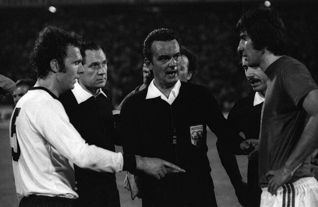 Fußball, EM Finale 1976 in Belgrad, Tschechoslowakei - Deutschland 5:3 i. E Franz Beckenbauer (BR Deutschland, li.) und Anton Ondrus (Tschechoslowakei, re.) mit FIFA Schiedsrichter Sergio Gonella (Mitte) bei der Seitenwahl, außerdem: die Linienrichter Cesare Gussoni und Cesare Frinchieri (alle Italien) Fußball Länderspiel Herren EM 1976, Nationalmannschaft, Nationaltrikot, Finale, Endspiel, CSSR - BRD 7:5 n.E. Gruppe Belgrad Fußball Länderspiel Herren EM 1976, Nationalmannschaft, Nationaltrikot, Finale, Endspiel, CSSR - BRD 7:5 n.E. Gruppe Belgrad