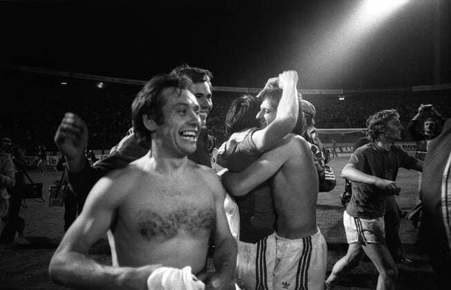 Fußball, EM Finale 1976 in Belgrad, Tschechoslowakei - Deutschland 5:3 i. E Schlußjubel Europameister Tschechoslowakei, u.a. mit: Jozef Moder (li.), Jozef Capkovic (Mitte) und Koloman Gögh (re.) Fußball Länderspiel Herren EM 1976, Nationalmannschaft, Nationaltrikot, Finale, Endspiel, CSSR Gruppe Belgrad Glück, Begeisterung, Freude, Fußball Länderspiel Herren EM 1976, Nationalmannschaft, Nationaltrikot, Finale, Endspiel, CSSR Gruppe Belgrad Glück, Begeisterung, Freude,
