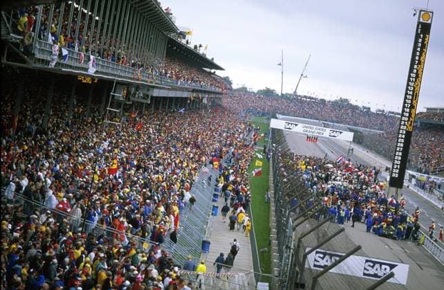 Reges Treiben in der Startaufstellung zum GP der USA 2000 Motorsport Grand Prix Herren Großer Preis der USA 2000, Formel 1 Weltmeisterschaft, F1, F, GP, WM, Vogelperspektive, oben Totale Anzeigetafel, Anzeige, Tafel, Ergebnissäule, Säule Indianapolis Turm, Ergebnisanzeige Motorsport Grand Prix Herren Großer Preis der USA 2000, Formel 1 Weltmeisterschaft, F1, F, GP, WM, Vogelperspektive, oben Totale Anzeigetafel, Anzeige, Tafel, Ergebnissäule, Säule Indianapolis Turm, Ergebnisanzeige