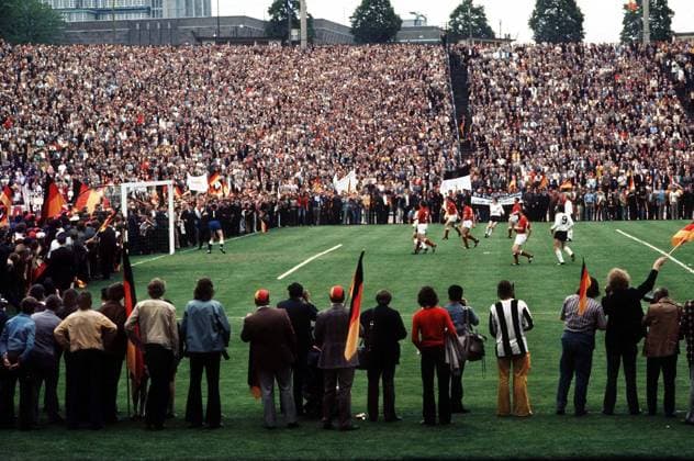In den Schlußminuten des EM Finales 1972 zwischen BR Deutschland und der UdSSR haben die deutschen Fanmassen den Innenraum des Heyselstadions gestürmt und warten unmittelbar am Spielfeldrand auf den Schlußpfiff - Fußball Länderspiel Herren EM 1972, Nationalmannschaft, Nationaltrikot, Finale, Endspiel, deutsch, deutsche, Fanverhalten Totale Heyselstadion, Heysel Stadion Brüssel o0 Aufmacher, Zuschauerinteresse, Fannähe Masse, Fußball Länderspiel Herren EM 1972, Nationalmannschaft, Nationaltrikot, Finale, Endspiel, deutsch, deutsche, Fanverhalten Totale Heyselstadion, Heysel Stadion Brüssel o0 Aufmacher, Zuschauerinteresse, Fannähe Masse,