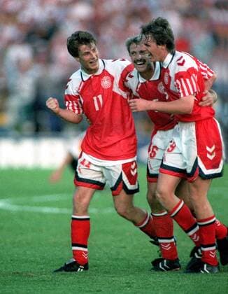 Fußball, EM Finale 1992 in Göteborg, Dänemark - Deutschland 2:0 Torjubel Dänemark, v.li.: Brian Laudrup, Kim Christofte und Flemming Povlsen - Fußball Länderspiel Herren EM 1992, Nationalmannschaft, Nationaltrikot, Finale, Endspiel Gruppe Göteborg Begeisterung, Freude, Fußball Länderspiel Herren EM 1992, Nationalmannschaft, Nationaltrikot, Finale, Endspiel Gruppe Göteborg Begeisterung, Freude,