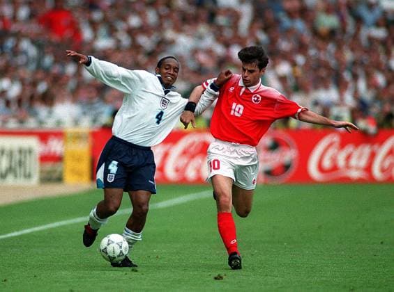 Paul Ince (England, li.) gegen Ciriaco Sforza (Schweiz) - Fußball Länderspiel Herren EM 1996 Nationalmannschaft, Nationaltrikot, Gruppe A, England - Schweiz 1:1 Gruppe London Dynamik, Kampf, Fußball Länderspiel Herren EM 1996 Nationalmannschaft, Nationaltrikot, Gruppe A, England - Schweiz 1:1 Gruppe London Dynamik, Kampf,