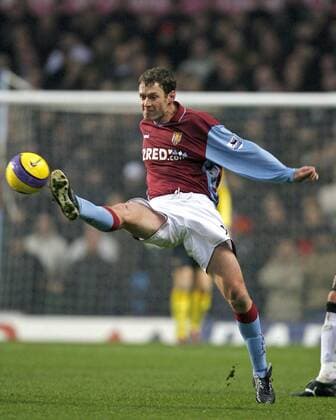 Chris Sutton (Aston Villa) zieht ab - EDITORIAL USE ONLY. No use with unauthorised audio, video, data, fixture lists, club league logos or live services. Online in-match use limited to 120 images, no video emulation. No use in betting, games or single club league player publications. Fußball Herren English Premier League 2006 2007, 1. Englische Liga, Aston Villa Einzelbild Birmingham Dynamik, Fußball Herren English Premier League 2006 2007, 1. Englische Liga, Aston Villa Einzelbild Birmingham Dynamik,