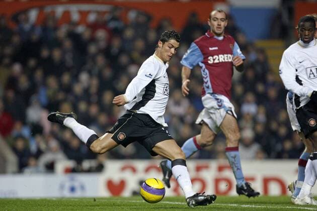 Cristiano Ronaldo (Manchester United, li.) zieht ab - EDITORIAL USE ONLY. No use with unauthorised audio, video, data, fixture lists, club league logos or live services. Online in-match use limited to 120 images, no video emulation. No use in betting, games or single club league player publications. Fußball Herren English Premier League 2006 2007, 1. Englische Liga, Aston Villa - Manchester United 0:3, ManU Gruppe Birmingham Dynamik, Fußball Herren English Premier League 2006 2007, 1. Englische Liga, Aston Villa - Manchester United 0:3, ManU Gruppe Birmingham Dynamik,
