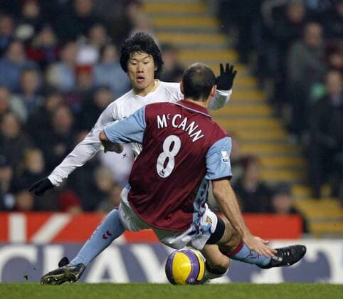 Gavin McCann (Aston Villa, vorn) gegen Ji Sung Park (Manchester United) - EDITORIAL USE ONLY. No use with unauthorised audio, video, data, fixture lists, club league logos or live services. Online in-match use limited to 120 images, no video emulation. No use in betting, games or single club league player publications. Fußball Herren English Premier League 2006 2007, 1. Englische Liga, Aston Villa - Manchester United 0:3, ManU Gruppe Birmingham Dynamik, Kampf, Fußball Herren English Premier League 2006 2007, 1. Englische Liga, Aston Villa - Manchester United 0:3, ManU Gruppe Birmingham Dynamik, Kampf,