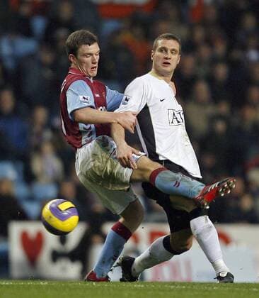 Craig Gardner (Aston Villa, li.) gegen Nemanja Vidic (Manchester United) - EDITORIAL USE ONLY. No use with unauthorised audio, video, data, fixture lists, club league logos or live services. Online in-match use limited to 120 images, no video emulation. No use in betting, games or single club league player publications. Fußball Herren English Premier League 2006 2007, 1. Englische Liga, Aston Villa - Manchester United 0:3, ManU Gruppe Birmingham Dynamik, Kampf, Fußball Herren English Premier League 2006 2007, 1. Englische Liga, Aston Villa - Manchester United 0:3, ManU Gruppe Birmingham Dynamik, Kampf,