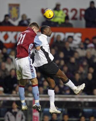 Gary Cahill (Aston Villa, li.) - Kopfball gegen Louis Saha (Manchester United) - EDITORIAL USE ONLY. No use with unauthorised audio, video, data, fixture lists, club league logos or live services. Online in-match use limited to 120 images, no video emulation. No use in betting, games or single club league player publications. Fußball Herren English Premier League 2006 2007, 1. Englische Liga, Aston Villa - Manchester United 0:3, ManU Gruppe Birmingham Dynamik, Höhe, Kampf, Fußball Herren English Premier League 2006 2007, 1. Englische Liga, Aston Villa - Manchester United 0:3, ManU Gruppe Birmingham Dynamik, Höhe, Kampf,