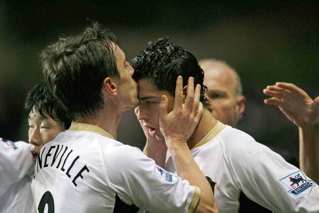 Gary Neville (li.) küßt Torschütze Cristiano Ronaldo (beide Manchester United) auf die Stirn - EDITORIAL USE ONLY. No use with unauthorised audio, video, data, fixture lists, club league logos or live services. Online in-match use limited to 120 images, no video emulation. No use in betting, games or single club league player publications. Fußball Herren English Premier League 2006 2007, 1. Englische Liga, Manchester United, ManU Gruppe Birmingham Harmonie, Freude, Fußball Herren English Premier League 2006 2007, 1. Englische Liga, Manchester United, ManU Gruppe Birmingham Harmonie, Freude,