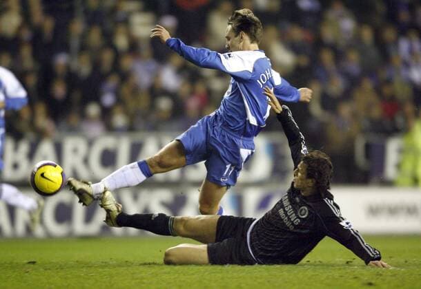 Andreas Johansson (Wigan, li.) zieht ab, Khalid Boulahrouz (Chelsea) kommt zu spät - EDITORIAL USE ONLY. No use with unauthorised audio, video, data, fixture lists, club league logos or live services. Online in-match use limited to 120 images, no video emulation. No use in betting, games or single club league player publications. Fußball Herren English Premier League 2006 2007, 1. Englische Liga, Wigan Athletic - Chelsea FC London 2:3 Gruppe Wigan Dynamik, Fußball Herren English Premier League 2006 2007, 1. Englische Liga, Wigan Athletic - Chelsea FC London 2:3 Gruppe Wigan Dynamik,