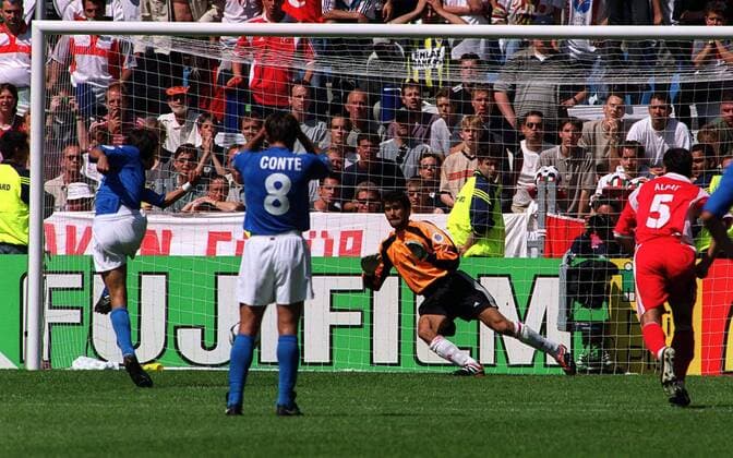 Filippo Inzaghi (Italien, li.) verlädt Torwart Rüstü Recber (Türkei) und trifft per Elfmeter zum 1:2 - Fußball Länderspiel Herren EM 2000, Nationalmannschaft, Nationaltrikot, Gruppe B, Türkei - Italien 1:2 Totale Arnheim Dynamik, Abwehr, Fußball Länderspiel Herren EM 2000, Nationalmannschaft, Nationaltrikot, Gruppe B, Türkei - Italien 1:2 Totale Arnheim Dynamik, Abwehr,