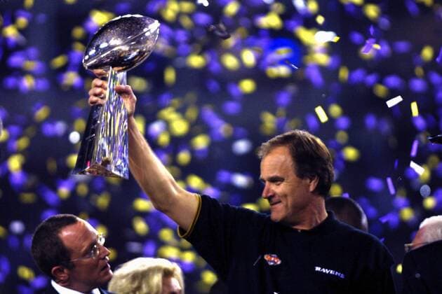Headcoach Brian Billick (re.) und Präsident David Modell (beide Baltimore Ravens) präsentieren die Vince Lombardi Trophy - (poy2001120504) American Football Herren NFL 2000 2001, Super Bowl, Superbowl, Superbowlsieg, Superbowlsieger, Meister, Meisterschaft Gruppe amerikanische, amerikanischer Tampa American Football Herren NFL 2000 2001, Super Bowl, Superbowl, Superbowlsieg, Superbowlsieger, Meister, Meisterschaft Gruppe amerikanische, amerikanischer Tampa