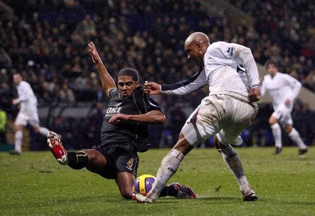 El Hadji Diouf (Bolton, re.) gegen Glen Johnson (Portsmouth) - EDITORIAL USE ONLY. No use with unauthorised audio, video, data, fixture lists, club league logos or live services. Online in-match use limited to 120 images, no video emulation. No use in betting, games or single club league player publications. Fußball Herren English Premier League 2006 2007, 1. Englische Liga, Bolton Wanderers - Portsmouth FC 3:2 Gruppe Bolton Dynamik Fußball Herren English Premier League 2006 2007, 1. Englische Liga, Bolton Wanderers - Portsmouth FC 3:2 Gruppe Bolton Dynamik