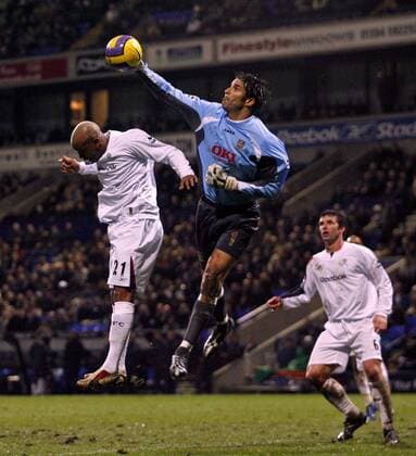 Torwart David James (Portsmouth) faustet vor El Hadji Diouf (Bolton) - EDITORIAL USE ONLY. No use with unauthorised audio, video, data, fixture lists, club league logos or live services. Online in-match use limited to 120 images, no video emulation. No use in betting, games or single club league player publications. Fußball Herren English Premier League 2006 2007, 1. Englische Liga, Bolton Wanderers - FC Portsmouth 3:2 Gruppe Bolton Dynamik, Abwehr, Fußball Herren English Premier League 2006 2007, 1. Englische Liga, Bolton Wanderers - FC Portsmouth 3:2 Gruppe Bolton Dynamik, Abwehr,