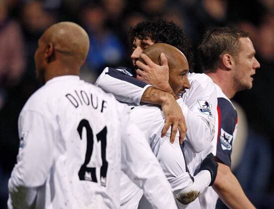 Torjubel - Nicolas Anelka wird von Ivan Campo (beide Bolton) umarmt - EDITORIAL USE ONLY. No use with unauthorised audio, video, data, fixture lists, club league logos or live services. Online in-match use limited to 120 images, no video emulation. No use in betting, games or single club league player publications. Fußball Herren English Premier League 2006 2007, 1. Englische Liga, Bolton Wanderers Gruppe Bolton Freude, Fußball Herren English Premier League 2006 2007, 1. Englische Liga, Bolton Wanderers Gruppe Bolton Freude,