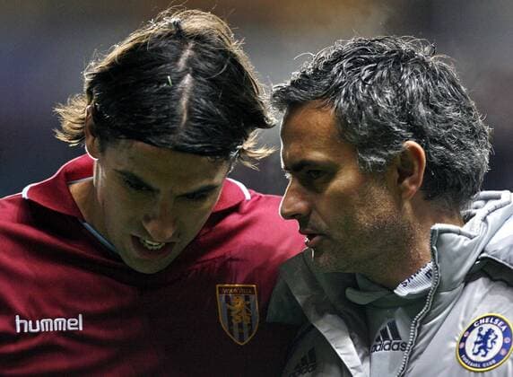 Trainer Jose Mourinho (Chelsea, re.) im Gespräch mit Milan Baros (Aston Villa) - EDITORIAL USE ONLY. No use with unauthorised audio, video, data, fixture lists, club league logos or live services. Online in-match use limited to 120 images, no video emulation. No use in betting, games or single club league player publications. Fußball Herren English Premier League 2006 2007, 1. Englische Liga, Aston Villa - Chelsea FC London 0:0 Gruppe Birmingham Fußball Herren English Premier League 2006 2007, 1. Englische Liga, Aston Villa - Chelsea FC London 0:0 Gruppe Birmingham