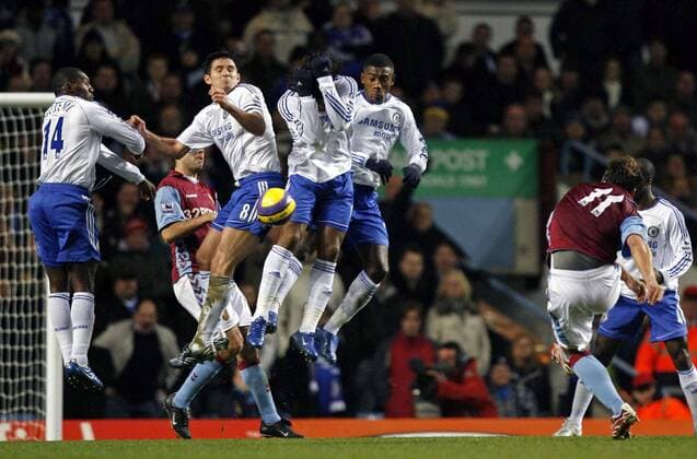 Stilian Petrov (Aston Villa, re.) - Freistoß gegen die Chelsea Mauer - EDITORIAL USE ONLY. No use with unauthorised audio, video, data, fixture lists, club league logos or live services. Online in-match use limited to 120 images, no video emulation. No use in betting, games or single club league player publications. Fußball Herren English Premier League 2006 2007, 1. Englische Liga, Aston Villa - Chelsea FC London 0:0 Gruppe Birmingham Dynamik, Fußball Herren English Premier League 2006 2007, 1. Englische Liga, Aston Villa - Chelsea FC London 0:0 Gruppe Birmingham Dynamik,