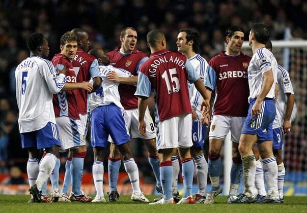 Frank Lampard (Chelsea, re.) und Gavin McCann (Aston Villa, 5.v.li.) haben ein Problem miteinander - EDITORIAL USE ONLY. No use with unauthorised audio, video, data, fixture lists, club league logos or live services. Online in-match use limited to 120 images, no video emulation. No use in betting, games or single club league player publications. Fußball Herren English Premier League 2006 2007, 1. Englische Liga, Aston Villa - Chelsea FC London 0:0 Gruppe Birmingham Spannung, Fußball Herren English Premier League 2006 2007, 1. Englische Liga, Aston Villa - Chelsea FC London 0:0 Gruppe Birmingham Spannung,