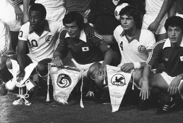 Pele (Cosmos New York, li.) und Kunishige Kamamoto (Japan, 2.v.li.) bei der Mannschaftsvorstellung während Peles Abschiedsspiels 1977 in Tokyo - (aflo348) Fußball Herren Peles Abschiedsspiel 1977, Abschied, Verabschiedung, verabschieden, Gruppe Tokyo Fußball Herren Peles Abschiedsspiel 1977, Abschied, Verabschiedung, verabschieden, Gruppe Tokyo