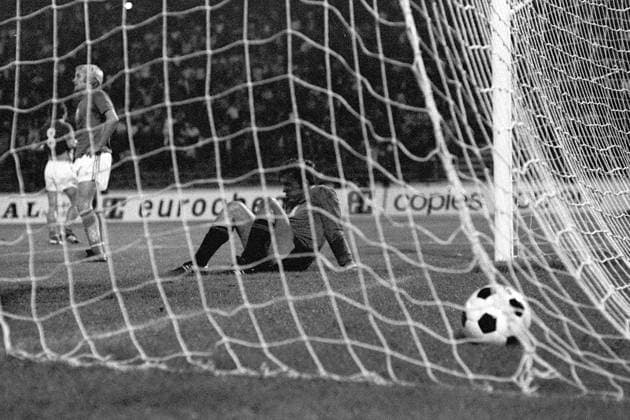 Fußball, EM Finale 1976 in Belgrad, Tschechoslowakei - Deutschland 5:3 i. E Torwart Ivo Viktor (Tschechoslowakei) sitzt geschlagen am Boden Fußball Länderspiel Herren EM 1976, Nationalmannschaft, Nationaltrikot, Finale, Endspiel, CSSR Gruppe Belgrad Enttäuschung, Nachdenklichkeit, Fußball Länderspiel Herren EM 1976, Nationalmannschaft, Nationaltrikot, Finale, Endspiel, CSSR Gruppe Belgrad Enttäuschung, Nachdenklichkeit,