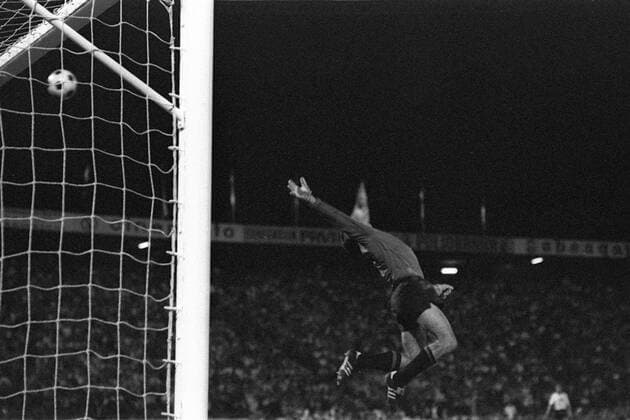 Fußball, EM Finale 1976 in Belgrad, Tschechoslowakei - Deutschland 5:3 i. E Torwart Ivo Viktor (Tschechoslowakei) streckt sich nach dem Ball, dieser geht jedoch drüber Fußball Länderspiel Herren EM 1976, Nationalmannschaft, Nationaltrikot, Finale, Endspiel, CSSR Einzelbild Belgrad Abwehr, Dynamik, Höhe, Fußball Länderspiel Herren EM 1976, Nationalmannschaft, Nationaltrikot, Finale, Endspiel, CSSR Einzelbild Belgrad Abwehr, Dynamik, Höhe,