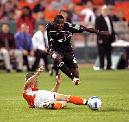 Wade Barrett (Houston Dynamo, li.) gegen Freddy Adu (Washington DC United) - (Icon9183017) Fußball Herren MLS 2006, Major League Soccer, Washington DC United - Houston Dynamo 2:0, D C Gruppe Washington Dynamik, Kampf, Fußball Herren MLS 2006, Major League Soccer, Washington DC United - Houston Dynamo 2:0, D C Gruppe Washington Dynamik, Kampf, EDITORIAL USE ONLY