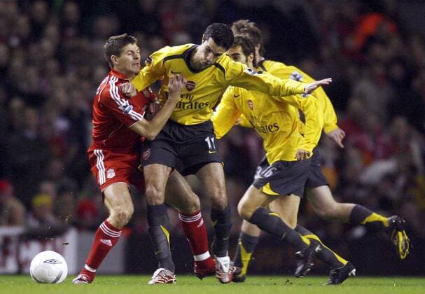 Robin van Persie (Arsenal, re.) gegen Steven Gerrard (Liverpool) - EDITORIAL USE ONLY. No use with unauthorised audio, video, data, fixture lists, club league logos or live services. Online in-match use limited to 120 images, no video emulation. No use in betting, games or single club league player publications. Fußball Herren English FA Cup 2006 2007, Englischer Pokal, Pokalspiel, Gruppe FC Liverpool - Arsenal FC London Liverpool Fußball Herren English FA Cup 2006 2007, Englischer Pokal, Pokalspiel, Gruppe FC Liverpool - Arsenal FC London Liverpool